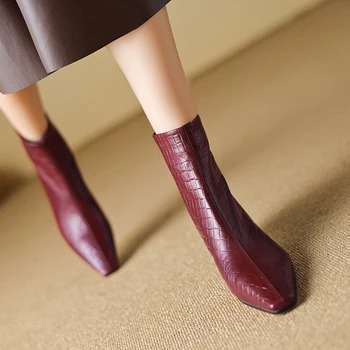2023 Осень Женская обувь Короткие сапоги Квадратный носок Зимние женские сапоги Красные современные сапоги Ботильоны Обувь из натуральной кожи Обувь для вечеринок
